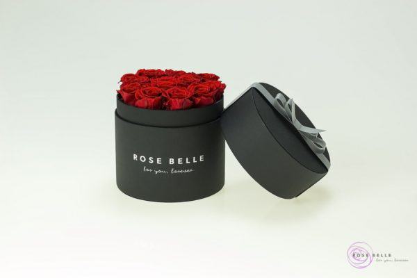 Wieczne róże w czarnym boxie