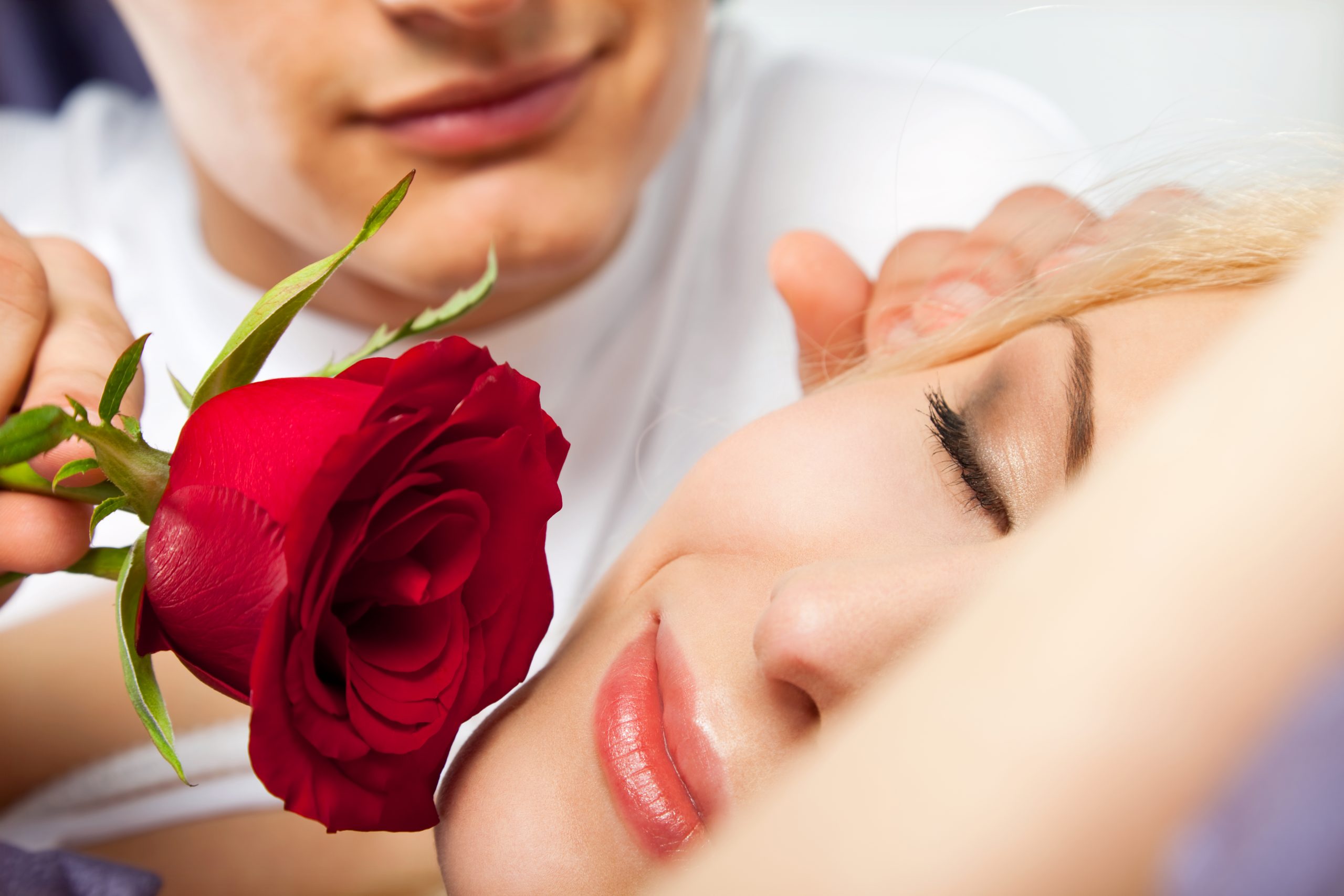 Твои красивые губы. Мужчина дарит цветы женщине. Мужчина с розой. Мужчина и женщина цветы. Девушка с розой.